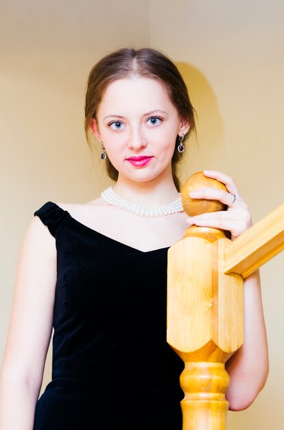 Belle jeune femme en robe de soirée