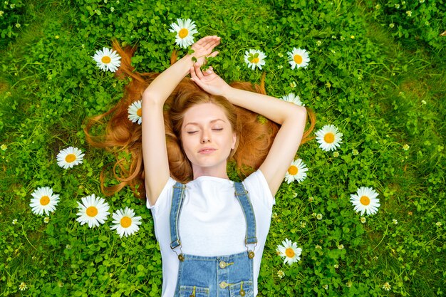 Belle jeune femme rousse souriante