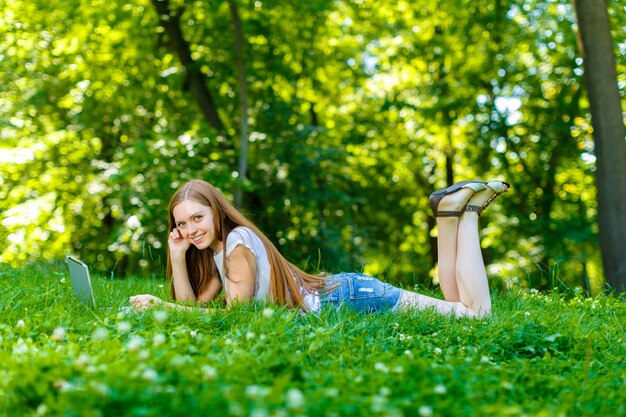 Belle jeune femme rousse souriante