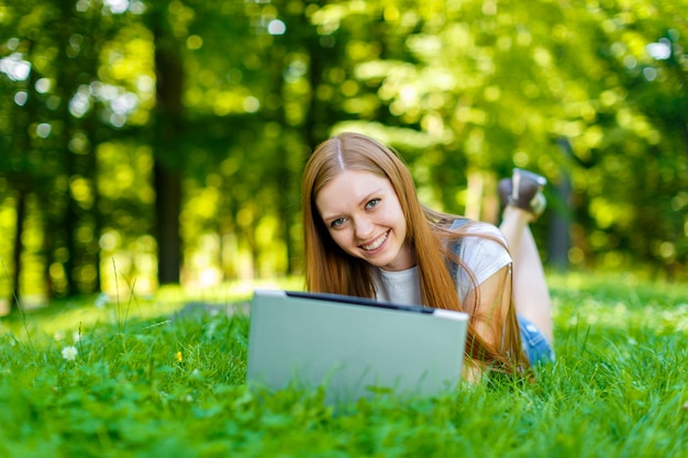 Belle jeune femme rousse souriante