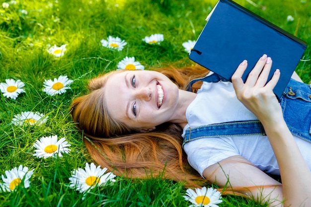 Belle jeune femme rousse souriante