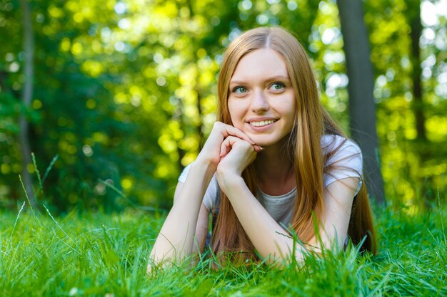 Belle jeune femme rousse souriante