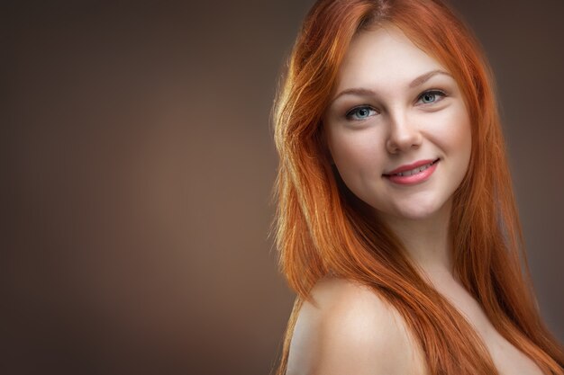 Belle jeune femme rousse en studio