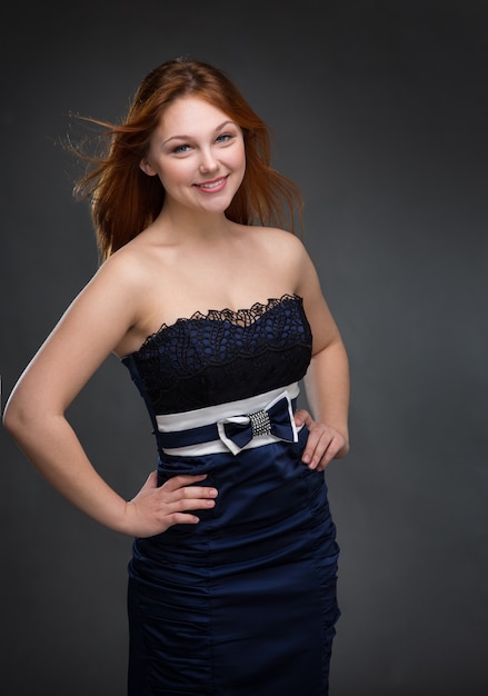 Belle jeune femme rousse en studio