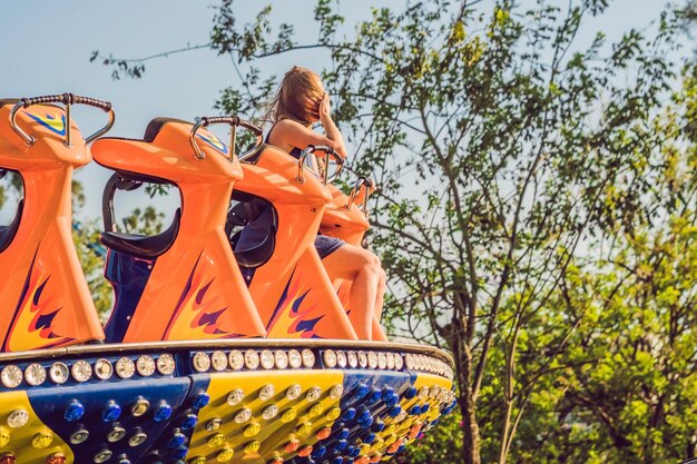 Belle jeune femme s'amusant dans un parc d'attractions