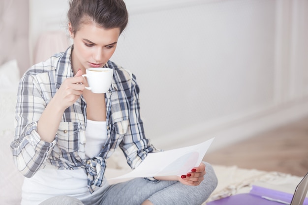 Belle jeune femme s'amusant en hiver à l'extérieur