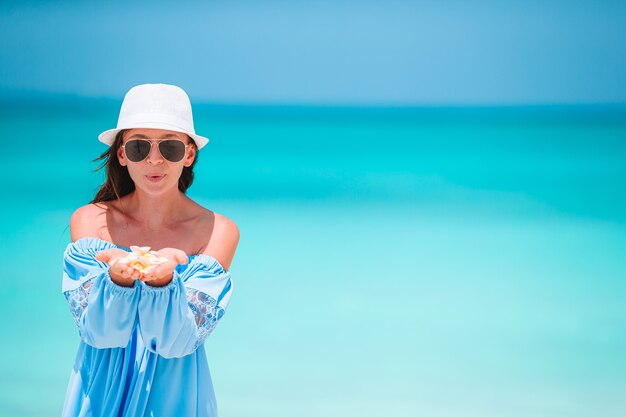 Belle jeune femme s'amuser au bord de mer tropical.