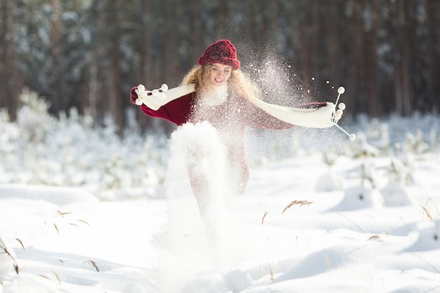 Belle jeune femme s'amuser en hiver en plein air