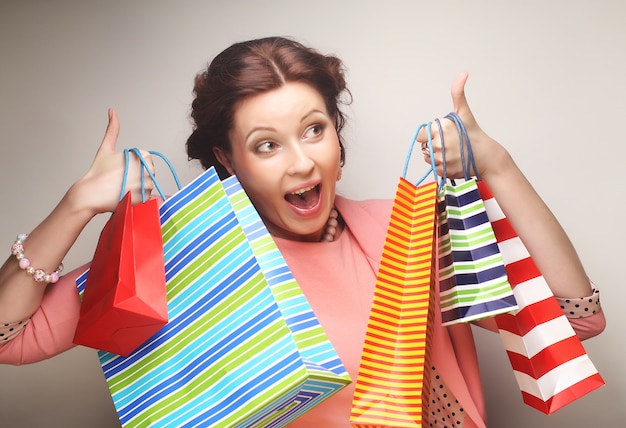 Photo belle jeune femme avec des sacs colorés