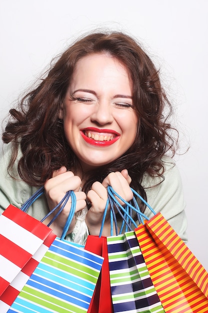 Belle jeune femme avec des sacs à provisions colorés