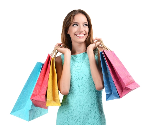 Belle jeune femme avec des sacs à provisions isolés sur blanc