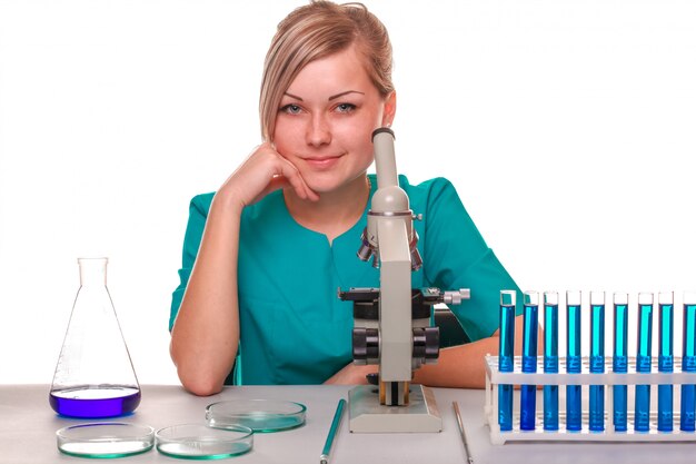 Photo belle jeune femme scientifique travaillant dans un laboratoire avec un microscope.