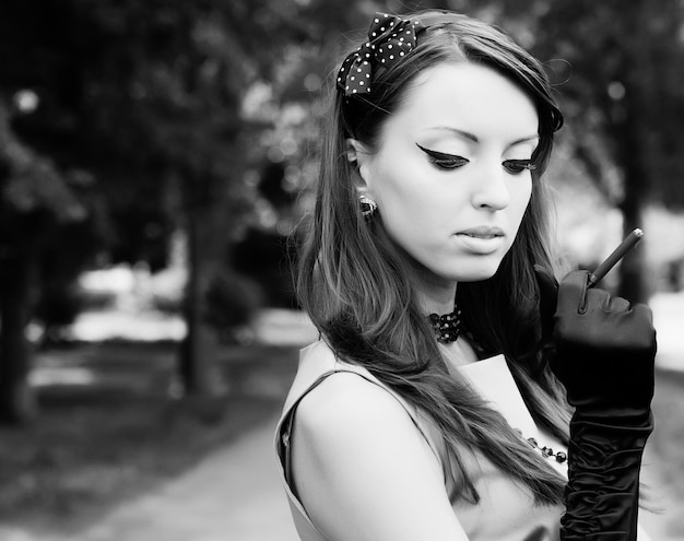 Belle jeune femme se détendre au parc