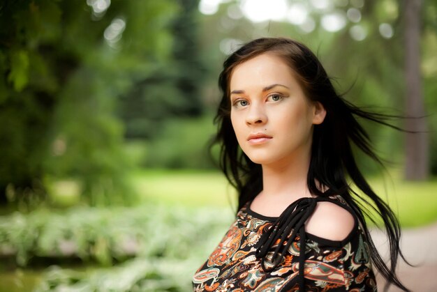 Belle jeune femme se détendre au parc