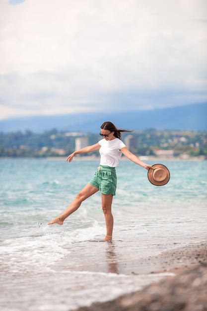 Belle jeune femme se détendre sur la plage