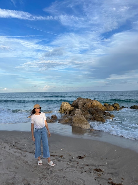 Belle jeune femme se détendre sur la plage