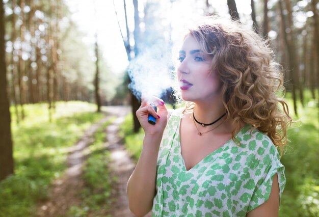 Belle jeune femme se promène dans les bois