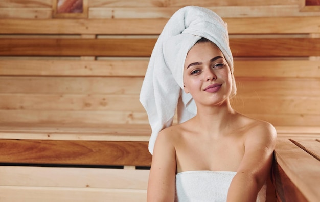 Belle jeune femme se reposer dans le sauna Conception de soins du corps