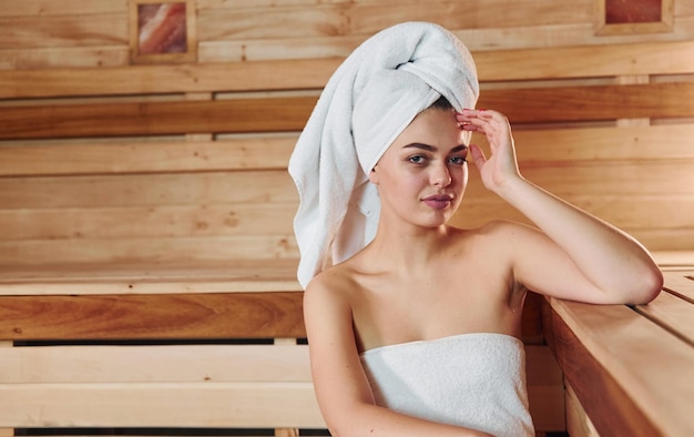 Belle jeune femme se reposer dans le sauna Conception de soins du corps