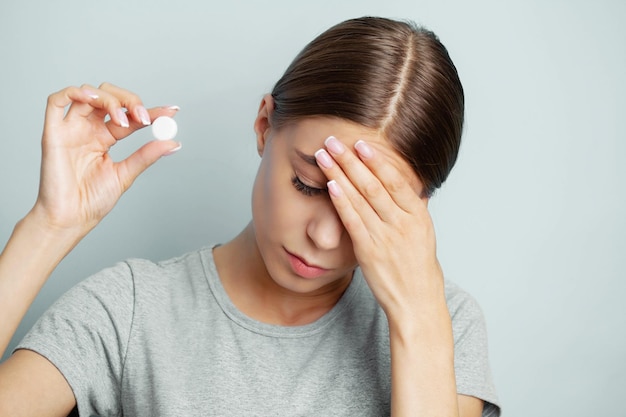 Belle jeune femme se sentant forte douleur à la tête