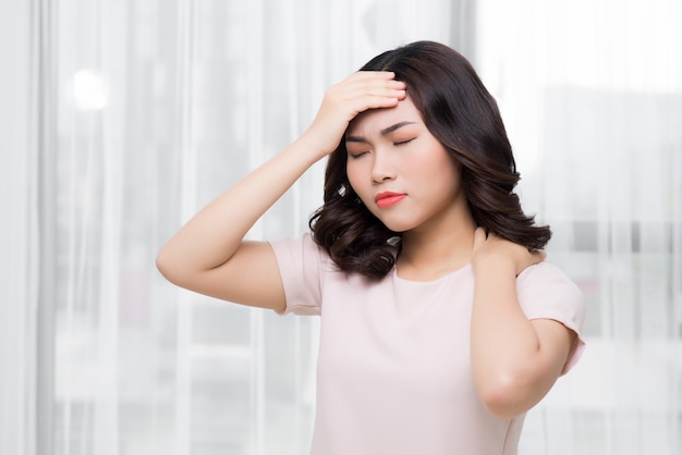 Belle jeune femme se sentant malade et ayant des maux de tête