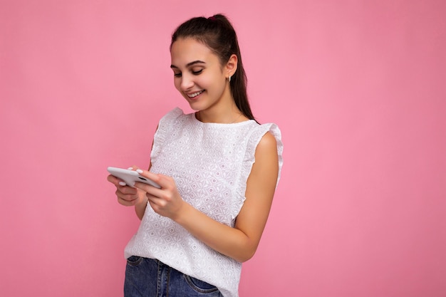 Belle jeune femme séduisante et positive portant un style décontracté