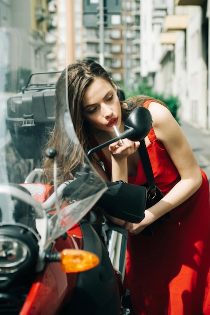 Belle jeune femme sensuelle avec des lèvres rouges et des lèvres rouges