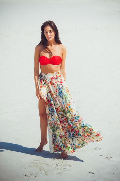 Belle jeune femme sensuelle sur la plage de sable