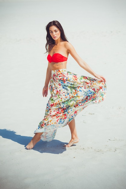 Belle jeune femme sensuelle sur la plage de sable