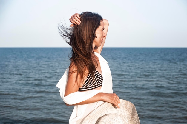 Belle jeune femme sexy avec un chapeau sur le fond de la mer