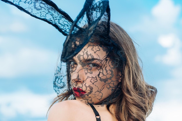 Belle jeune femme sexy portant un masque noir lapin de Pâques et a l'air très sensuelle. Visage d'expression. Une fille nue avec un corps parfait se prépare pour les vacances. Lapin mignon.