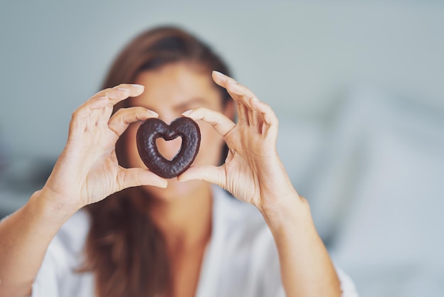 Belle jeune femme sexy avec une tasse et un biscuit au lit