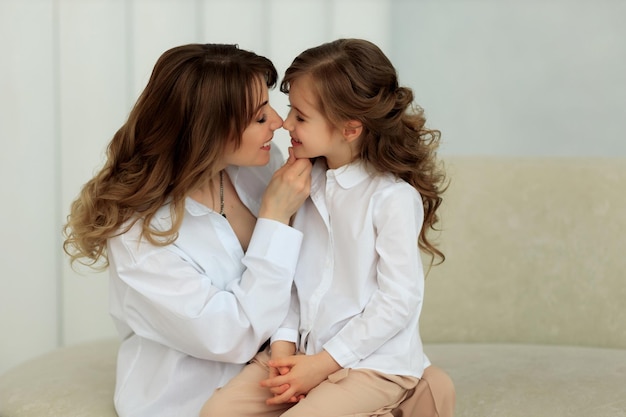 Belle jeune femme et son adorable petite fille étreignant et souriant