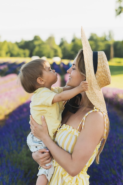 Belle et jeune femme avec son petit fils mignon dans un champ de lavande