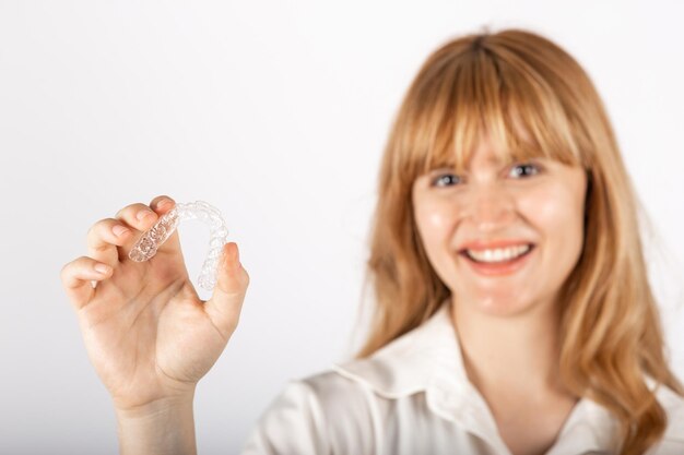 Belle jeune femme souriante avec aligneur