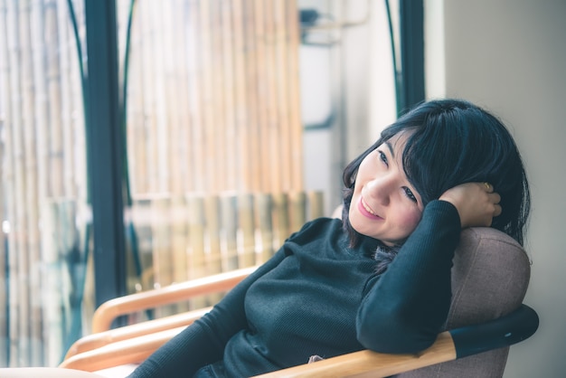 Belle jeune femme souriante dans une journée confortable.