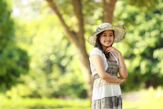 Belle jeune femme souriante dans un parc