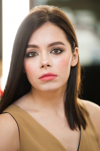 Belle jeune femme souriante dans un salon de maquillage