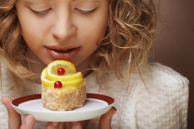 Photo la belle jeune femme souriante avec un gâteau