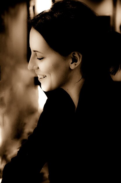 Photo une belle jeune femme souriante à l'intérieur