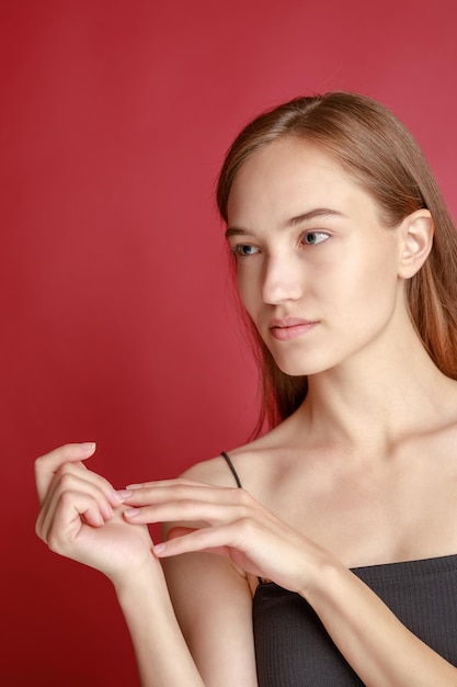 Belle jeune femme souriante avec une peau parfaite visage beauté naturelle concept isolé sur fond de studio