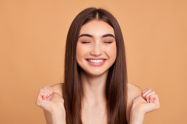 Belle jeune femme souriante profiter d'une peau parfaite