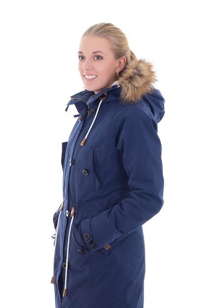 Belle jeune femme souriante en vêtements d'hiver isolé sur fond blanc