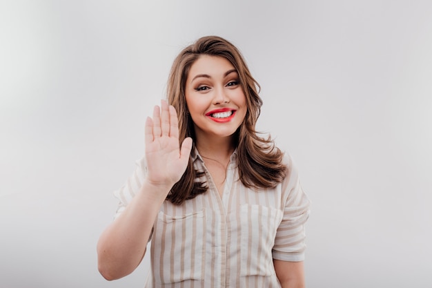 Belle jeune femme souriante