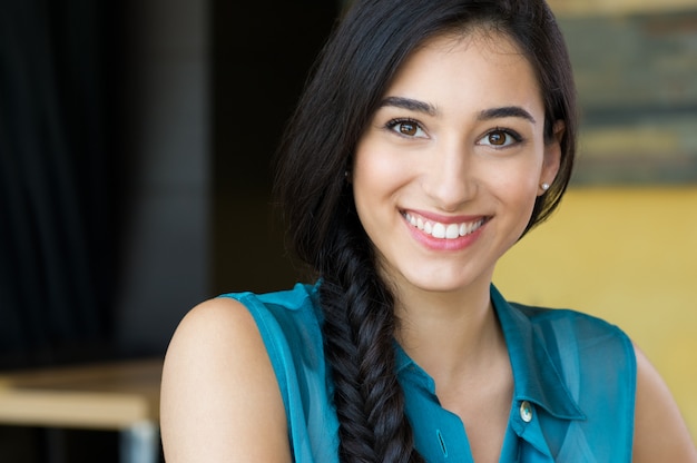 Belle jeune femme souriante