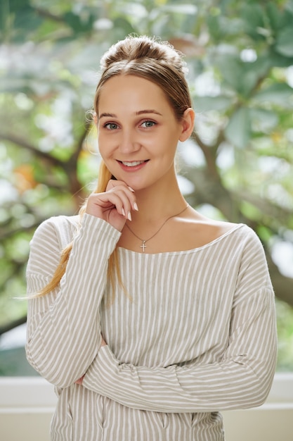 Belle jeune femme souriante