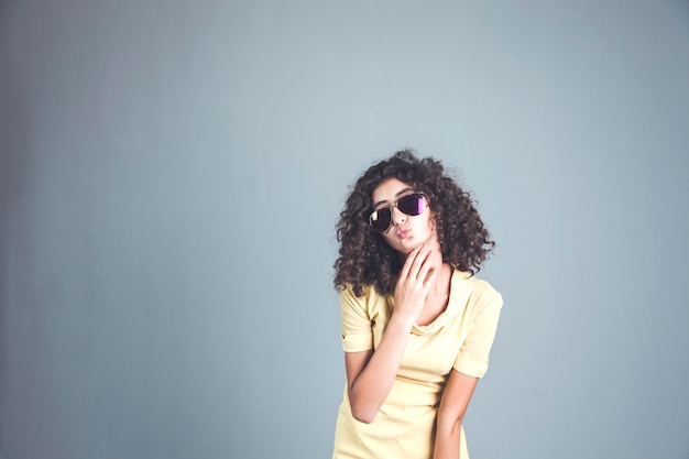 Belle jeune femme en studio