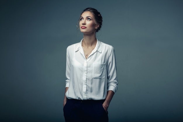 Belle jeune femme en studio