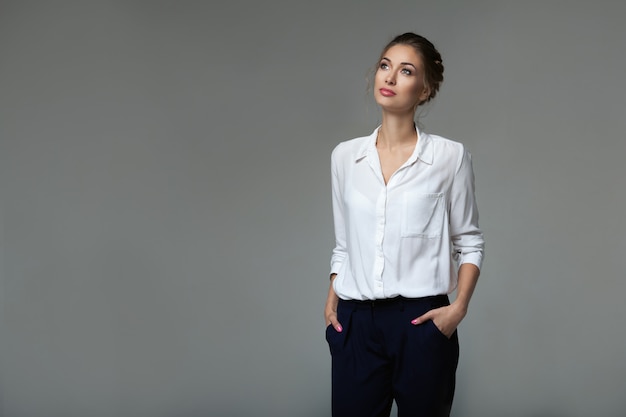 Belle jeune femme en studio