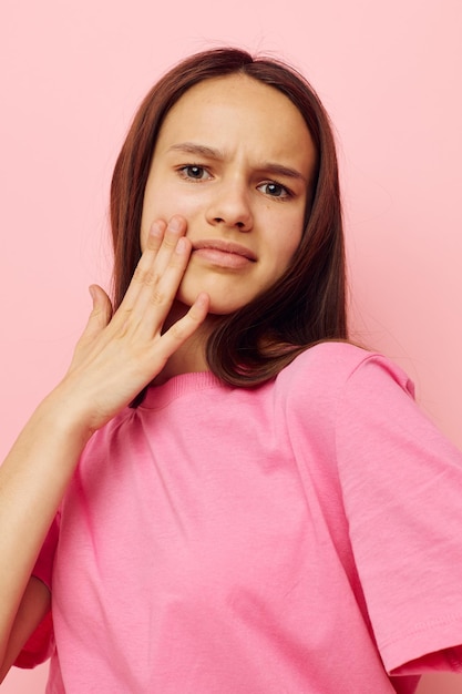 Belle jeune femme style d'été look attrayant fond isolé